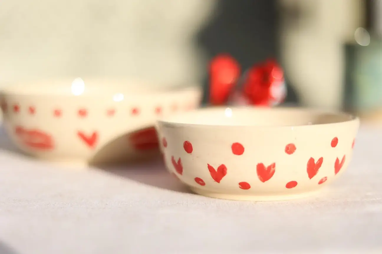 Ręcznie wykonany biały ceramiczny talerz