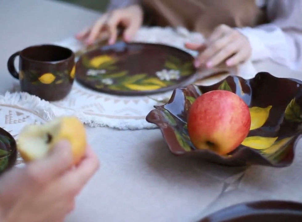 Ręcznie wykonany ceramiczny talerz o falistych krawędziach, w naturalnych odcieniach brązu z akcentem cytrynowym, idealny do