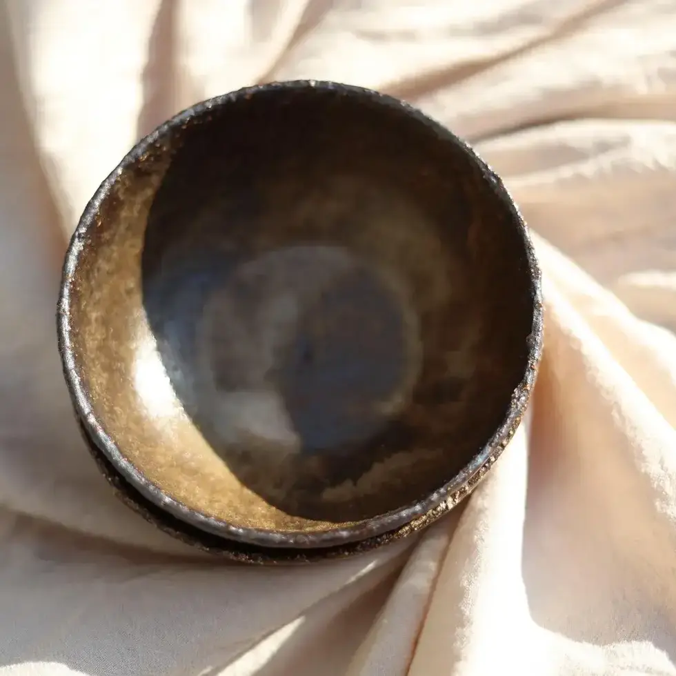 Ręcznie wykonany ceramiczny talerz w brązowym kolorze