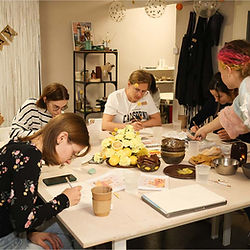 Grupowe zajęcia z malowanie na płotnach