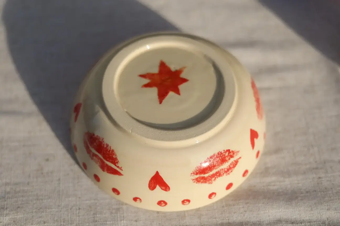 Ręcznie wykonany biały ceramiczny talerz