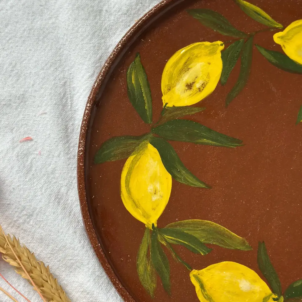 Ręcznie wykonany ceramiczny talerz, średnica 22 cm, wysokość boków 1 cm, unikalny wzór, trwały, bezpieczny do użycia w mikrof