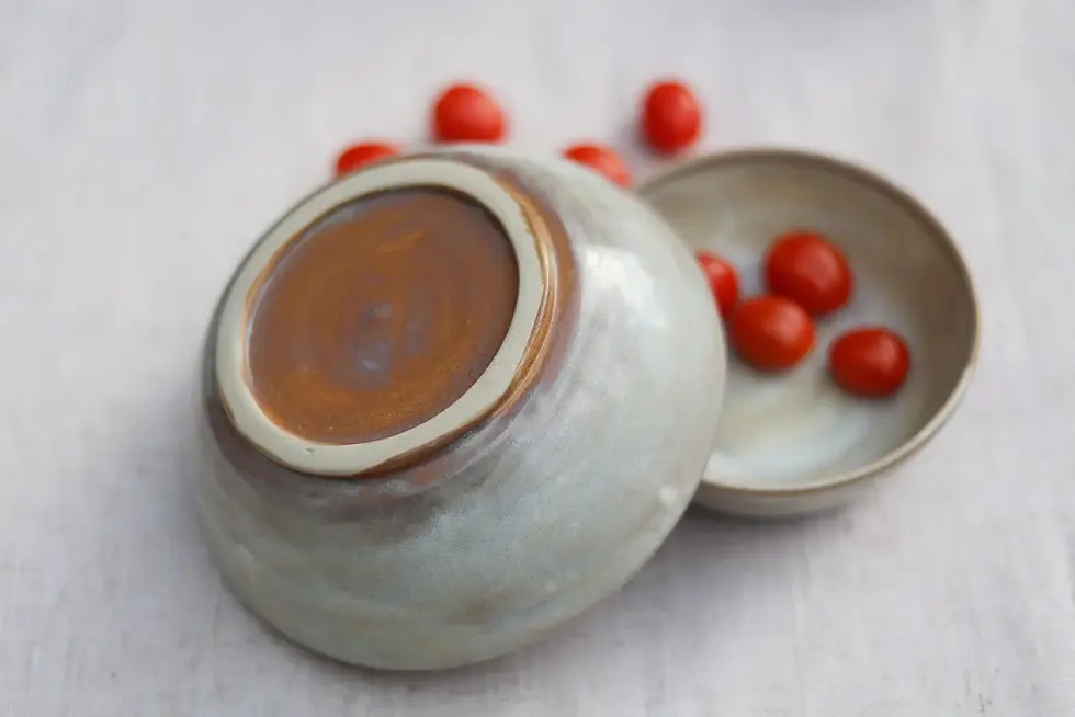 Ręcznie wykonany ceramiczny talerz z unikalnym wzorem