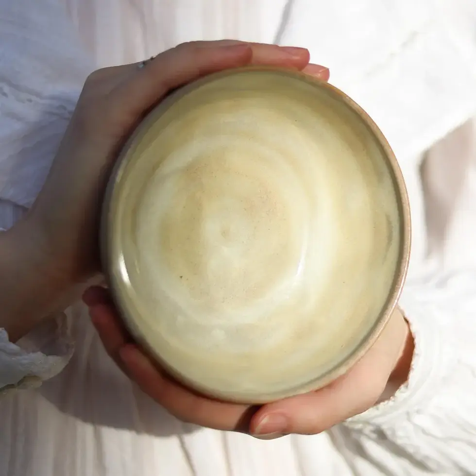 Ręcznie wykonany ceramiczny talerz z unikalnym wzorem