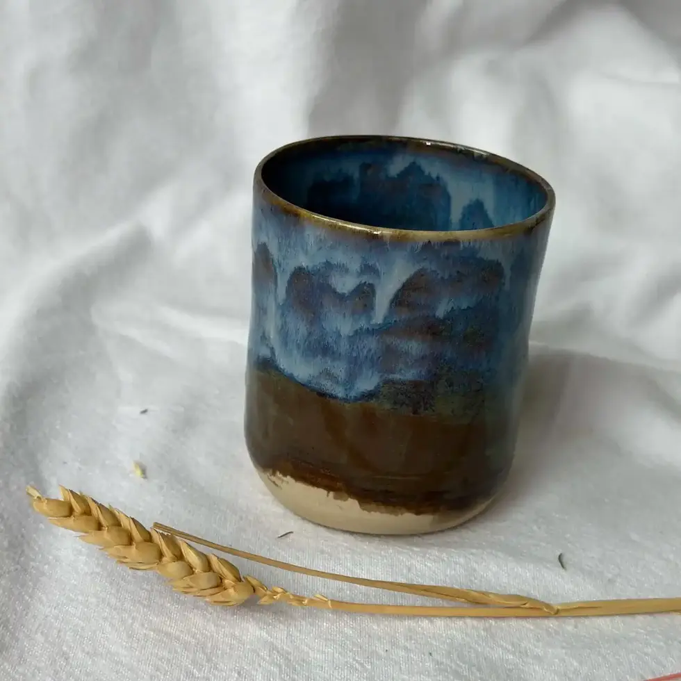 Ręcznie wykonany ceramiczny kubek, średnica 8 cm, wysokość 9 cm, unikalny wzór, trwały, bezpieczny do mikrofalówki i zmywarki