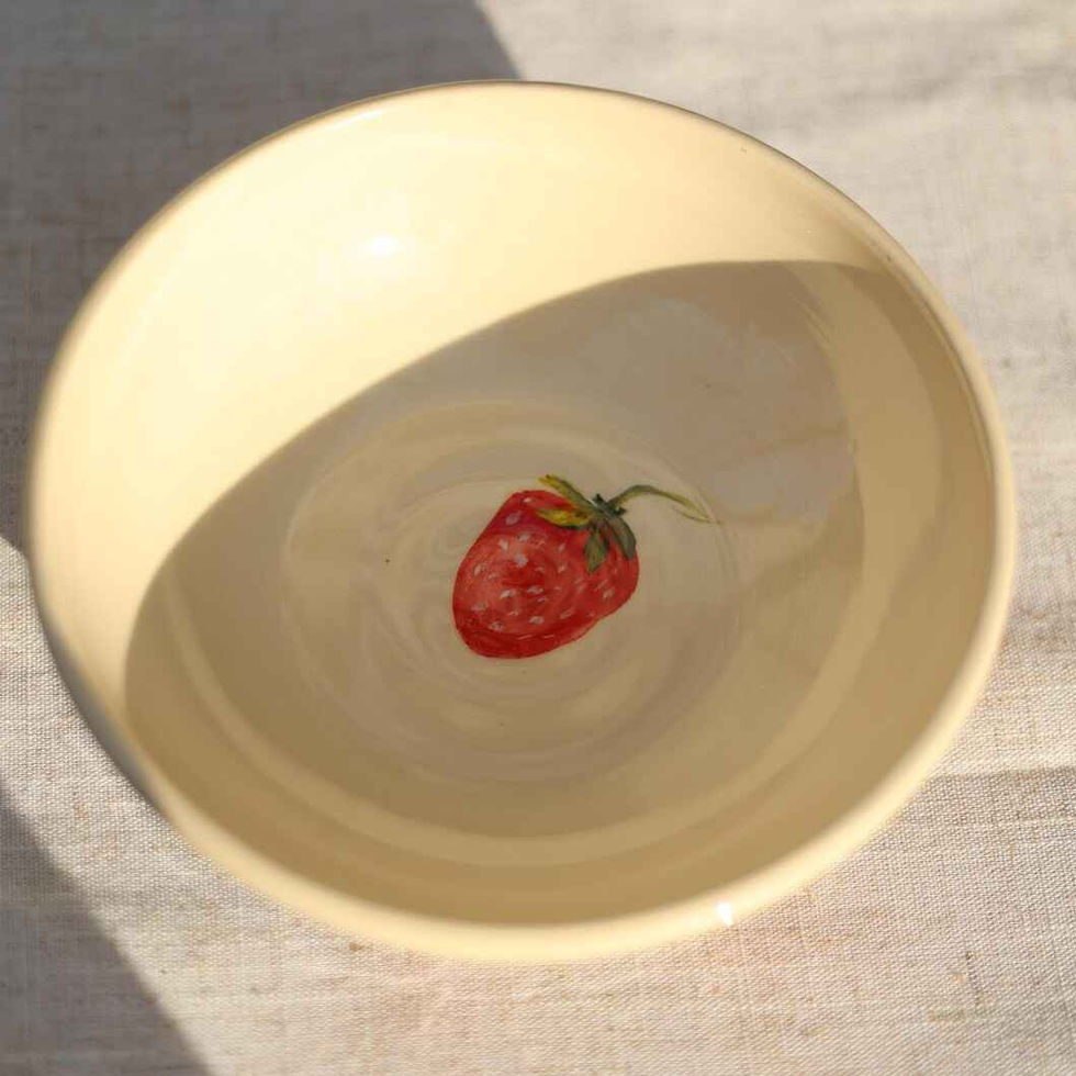 Ręcznie wykonany ceramiczny talerz z unikalnym wzorem