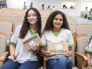 Prefeito Fernando Pellozo entrega mais tablets e chips a alunos da rede municipal