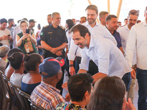 Prefeito Fernando Pellozo e Alexandre Baldy entregam cartões e escrituras na Praça Criativa Central