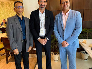 Prefeito de Senador Canedo Fernando Pellozo visita maior farmacêutica da Índia