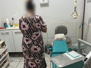 Mulher é presa por exercício ilegal da odontologia em consultório clandestino