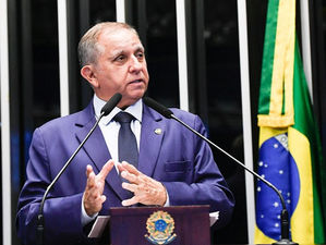 Senador Izalci Lucas sai do PSDB e reforça bancada do PL