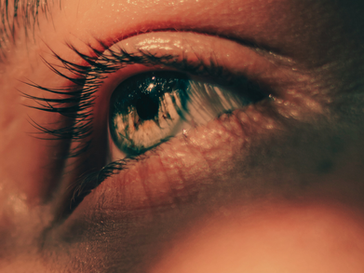 les yeux d'une femme pour évoquer la compréhension de la migraine