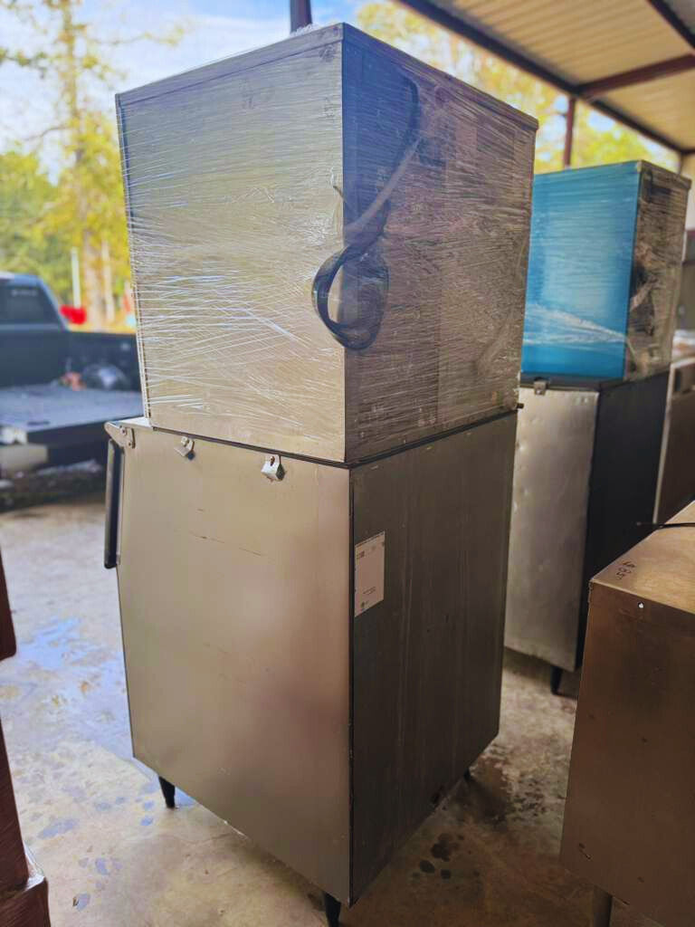 Thumbnail: Hoshizaki KMD-850MAH Commercial Ice Maker with Bin – Used Ice Machine