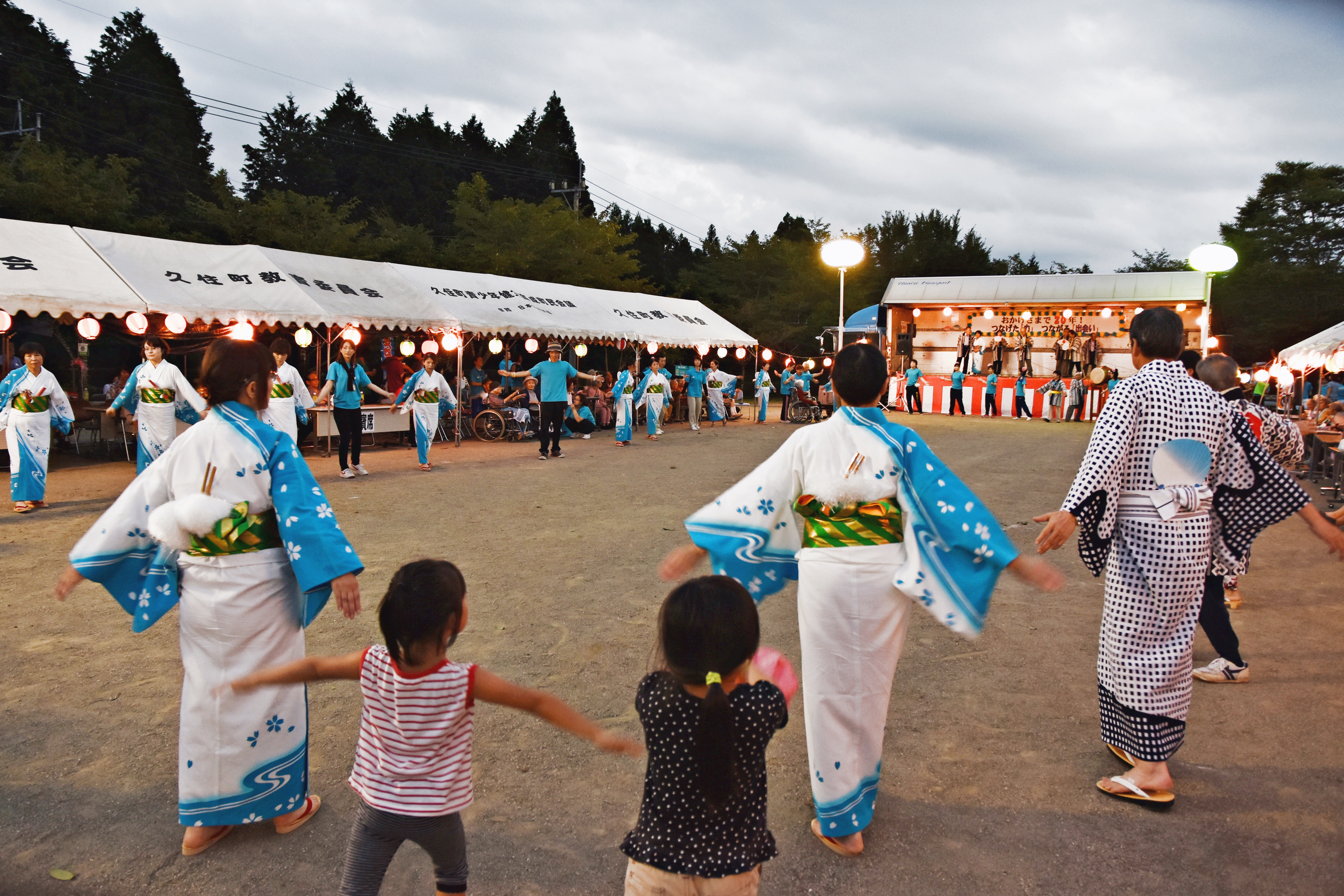 夕暮れ間近のぼんおどり、地域の子供も踊り出す