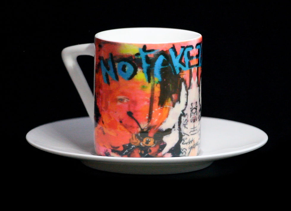 Kaffeetasse mit bunten Grafiken und Text, steht auf Untertasse, zeigt NO FAKE.