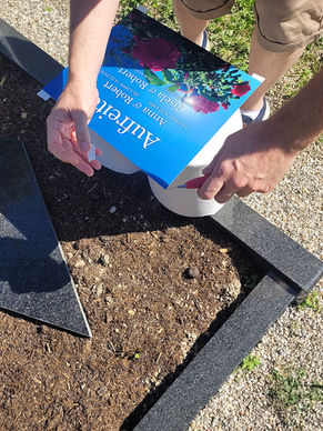 Die Intarsien-Platte wird mit 3M-Klebebändern fixiert. Das ermöglicht eine flächenbündige Montage. Bei Bedarf kann die Platte später leicht ersetzt werden.