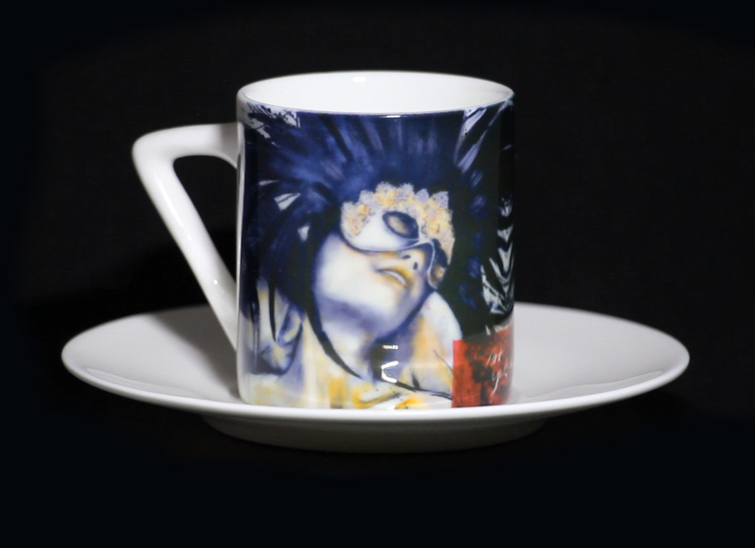 Kaffeetasse mit blauem Gesichtsausdruck und Untertasse auf schwarzem Hintergrund.