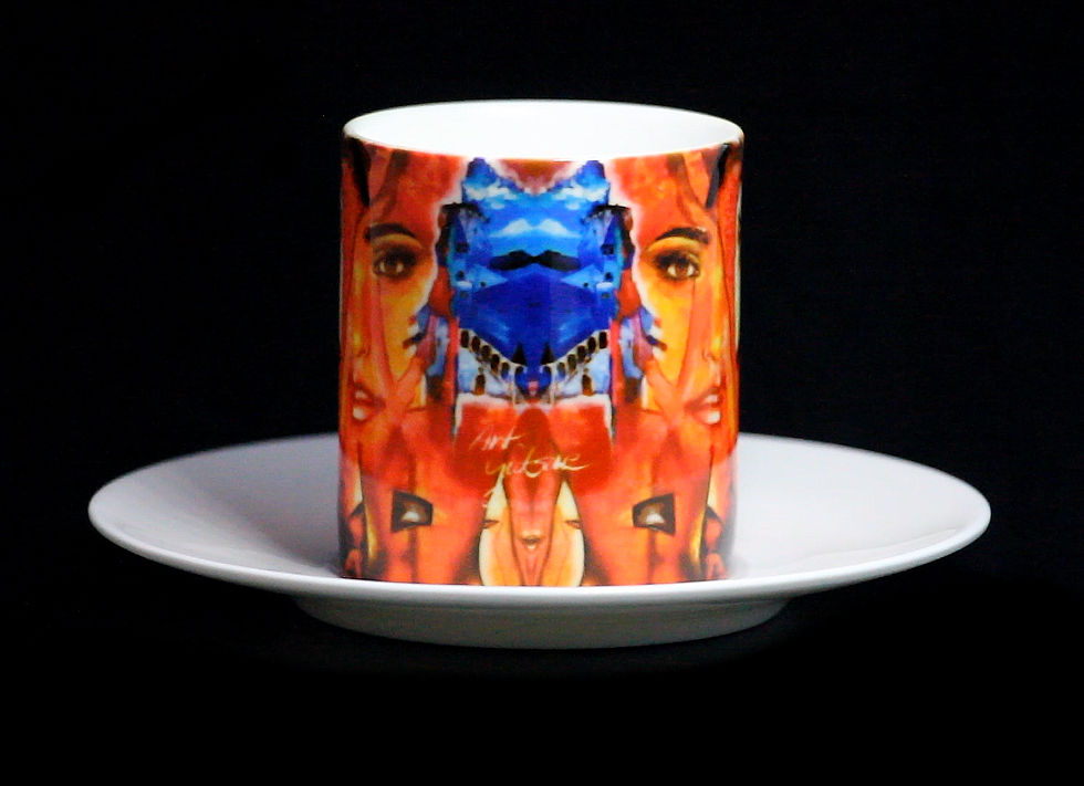 Kaffeetasse mit bunten Bildern, auf Untertasse, vor schwarzem Hintergrund.