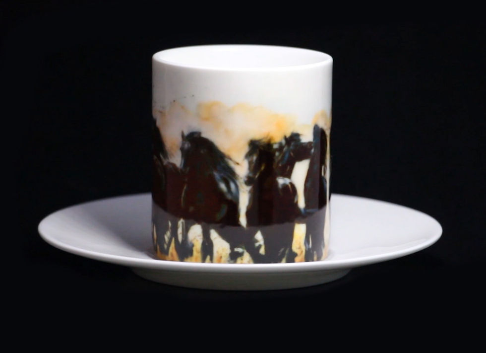Kaffeetasse mit Pferden, die auf einer Untertasse stehen, ESPRESSO N° 34, schwarzer Hintergrund.
