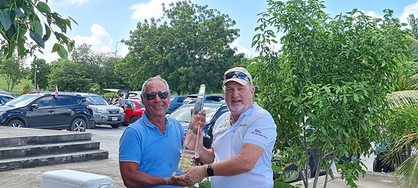 Keith Graham ( President SMGA ) handingover the Trophie Concordia Cup 2022 to Jean Paul Cl