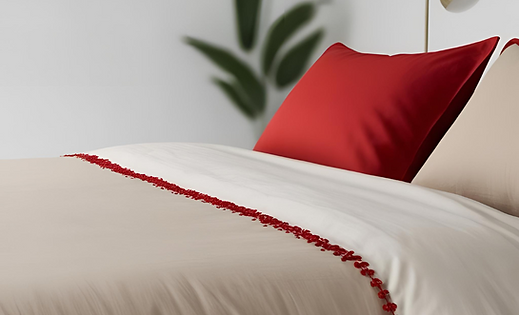 "Linge de lit orné de motifs rouges, ajoutant une touche de chaleur et de confort."