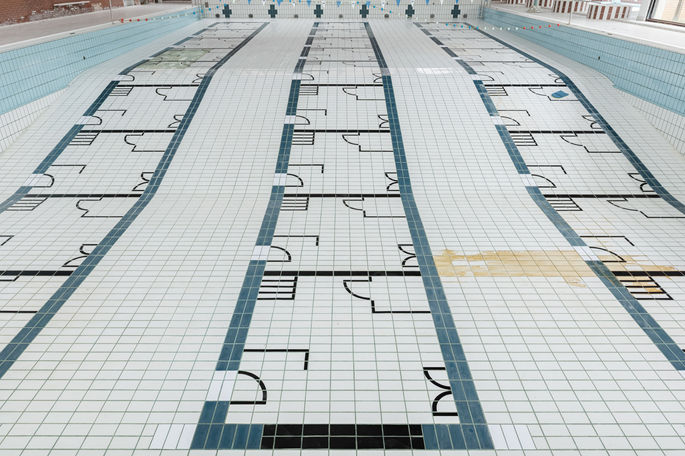 Drowning is a site-specific installation in the former Blocry swimming pool. It depicts a layout of terraced houses, used as a critique of gentrification, which divides communities and reinforces social inequalities. The project pays tribute to the Baraque community, demonstrating that it is possible to live together in diversity and to resist homogenization and real estate speculation.