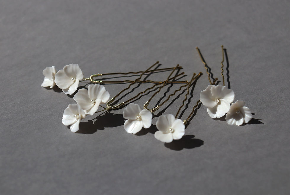 Amalia, Pics à cheveux mariée avec des fleurs