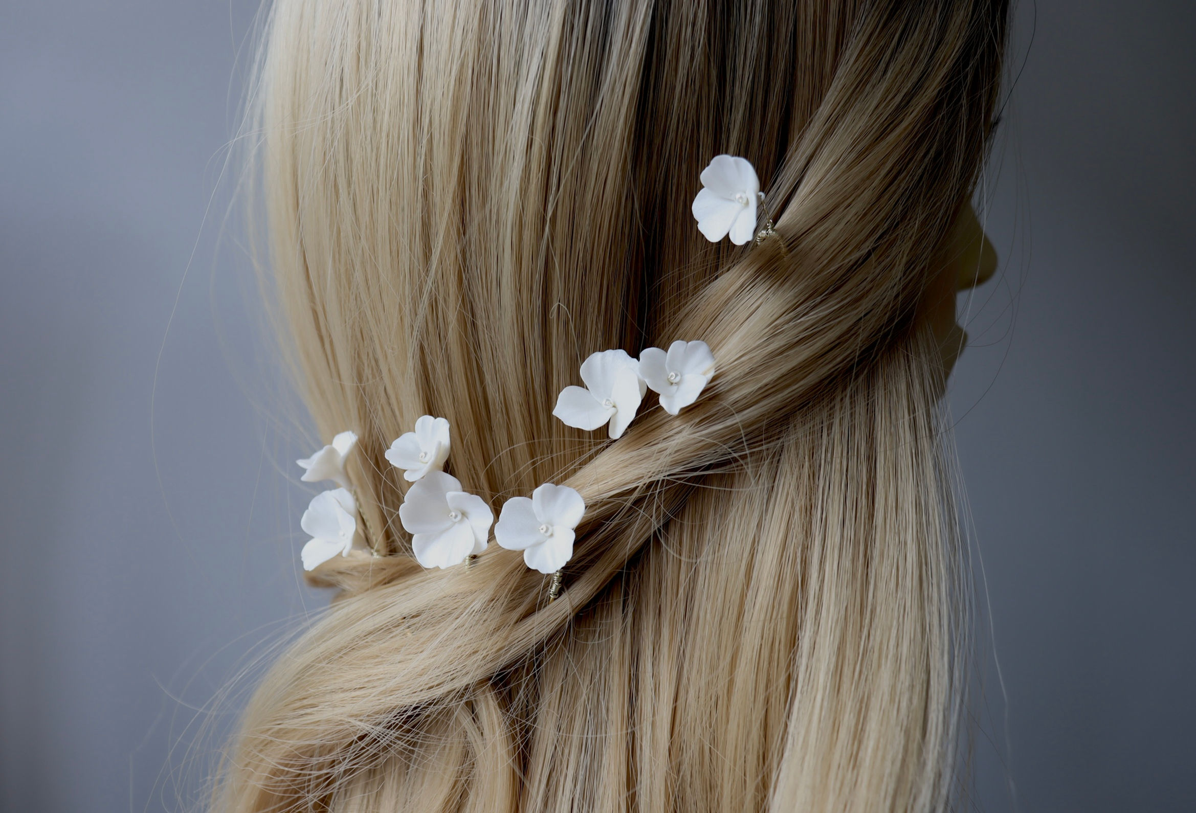 Amalia, Pics à cheveux mariée avec des fleurs