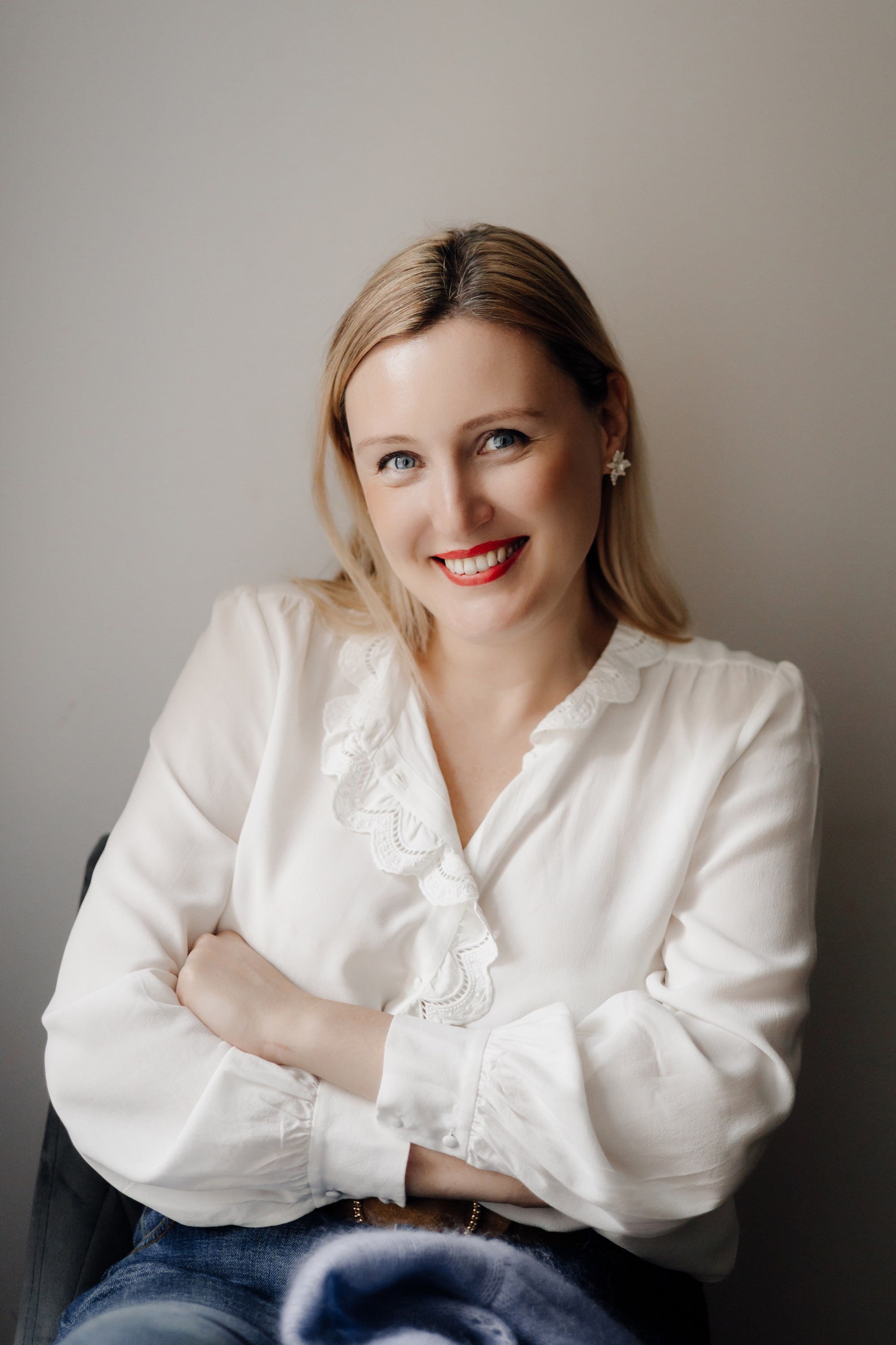 Margaux, boucles d'oreilles mariée avec des fleurs d'orchidée blanches