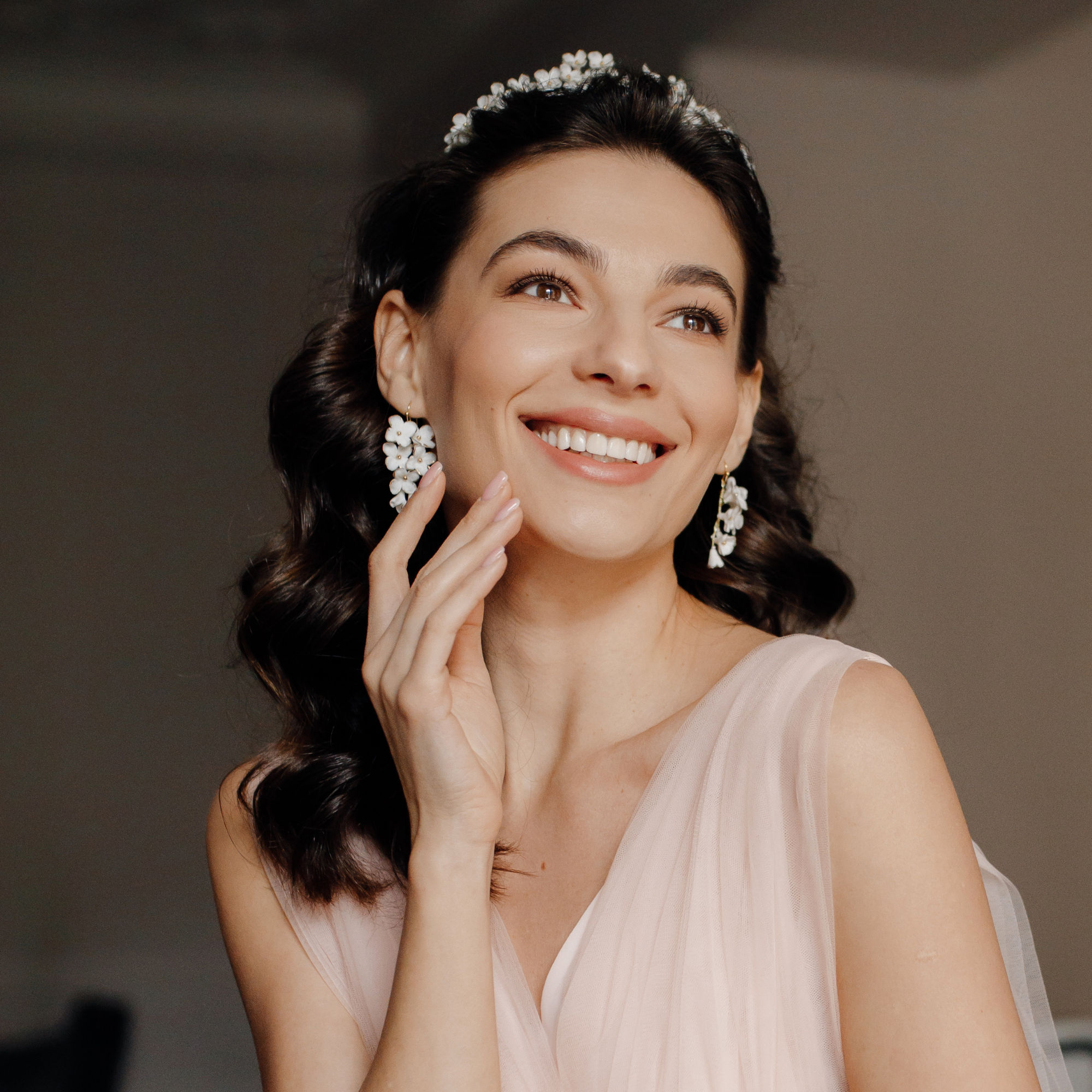 Boucles d’oreilles de mariée Anaïs en fleurs blanches sculptées à la main, finition or 24 K, style romantique et bohème