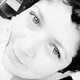 Sheila GS - Ser Estelar - Cidadã do Mundo, nascida na cidade de Petrópolis/RJ onde começou sua jornada de autoconhecimento através das terapias holísticas a 7 anos vem se aprofundando em cursos e vivências.  Seu trabalho atual com grande destaque é a Leitura dos Registros Akashicos ao qual através da canalização de seus próprios Mentores Estelares se tornou uma Facilitadora do Curso Acessando os Registros Akashicos. Método totalmente Estelar, conectando a você aluno na sua Família Estelar e Intraterrena. Sheila GS tem clientes não só no Brasil como no Exterior. Sheila GS já canalizou grandes Mestres Planetários através dos Registros Akashicos.  Abaixo um pouco da formação dela:   -Facilitadora de Shantala  -Reiki Usui Tradicional 3A  Nível 1  Nível 2 Nível 3A Mestre Interior   -Master Teacher in Magnified Healing  -Leitura dos Registros Akashicos  -Danças Circulares para iniciantes  -Curso Resgate de Fractais de Alma   Facilitadora dos encontros Desenvolvendo a Mediunidade com meditação Akasha.  Facilitadora da Vivência Acessando as Memórias Uterinas através da Leitura dos Registros Akashicos.  Participei da vivência Curandeiras de Si me tornando uma Womb Keeper - Guardiã do Útero.