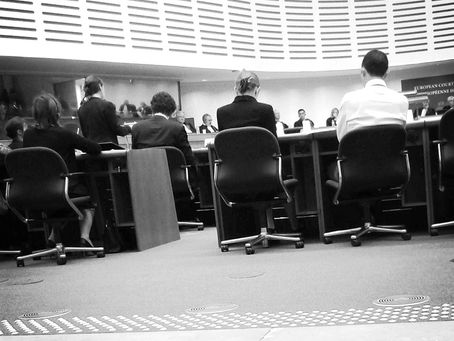 Salle d'audience symbolisant une procédure de divorce contentieux devant le juge aux affaires familiales à Strasbourg