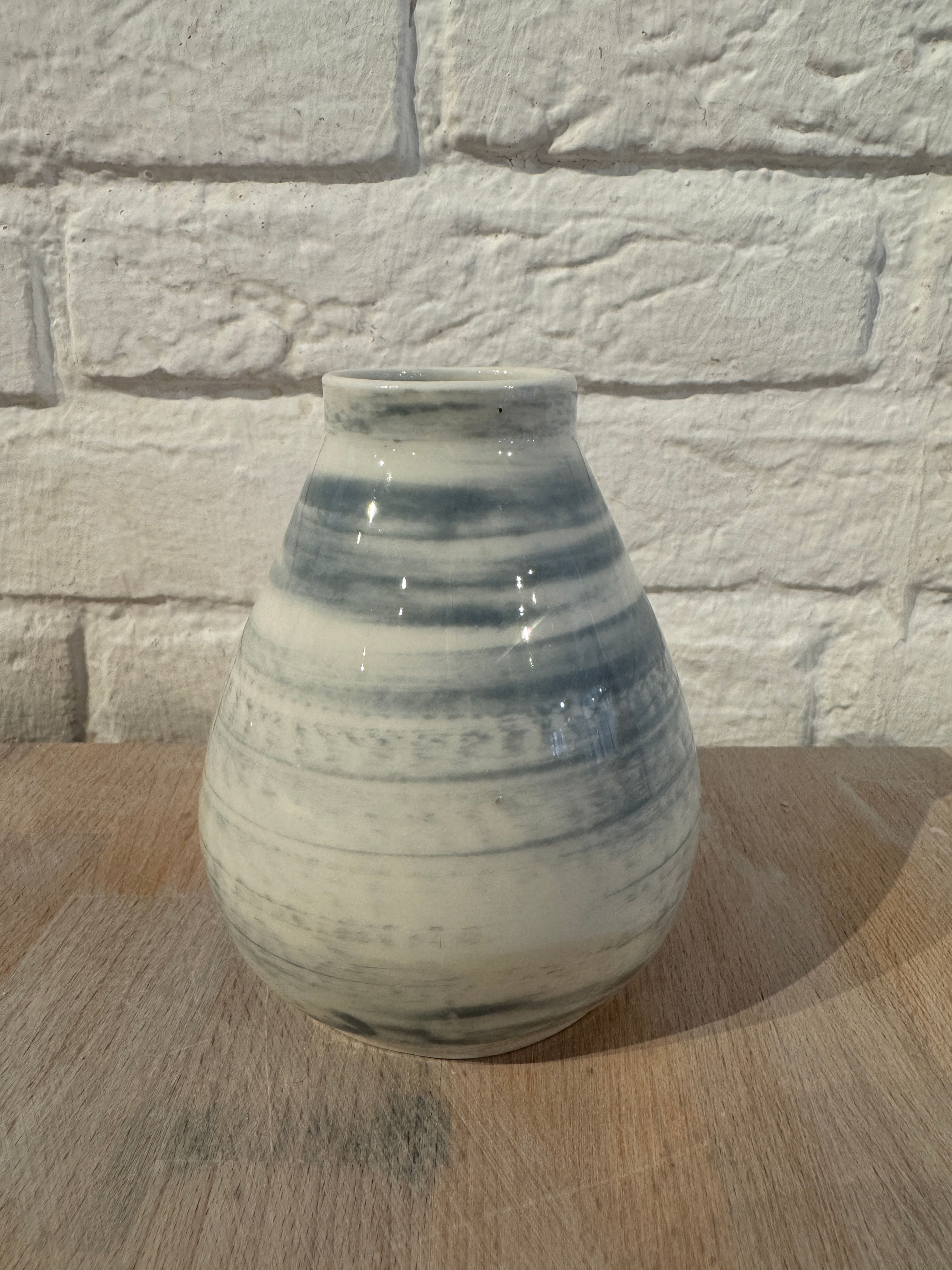 Porzellanvase mit grau-blauem Muster