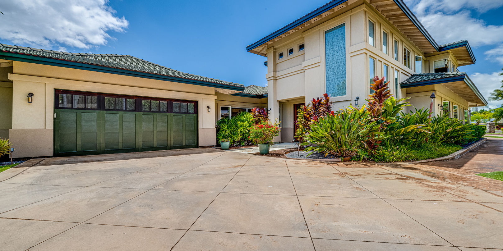 23 Kahuakai Pl, Lahaina, HI 96761 - Driveway & Garage