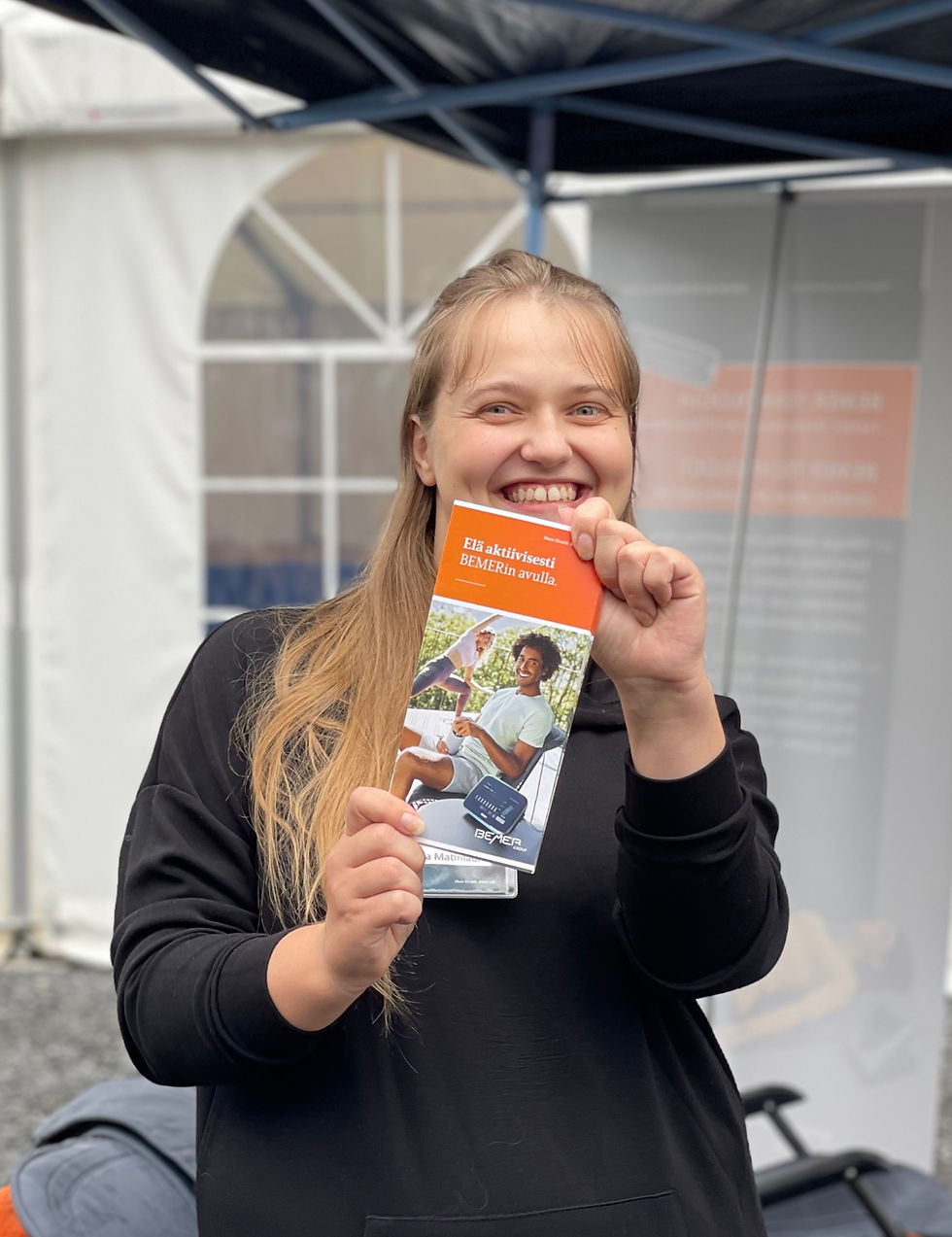 Julia Matinlauri, kukoistukseen yrittäjä, pitämässä Bemer verisuoniterapia esitettä kädessään Hyvä kasvaakempeleessä tapahtumassa