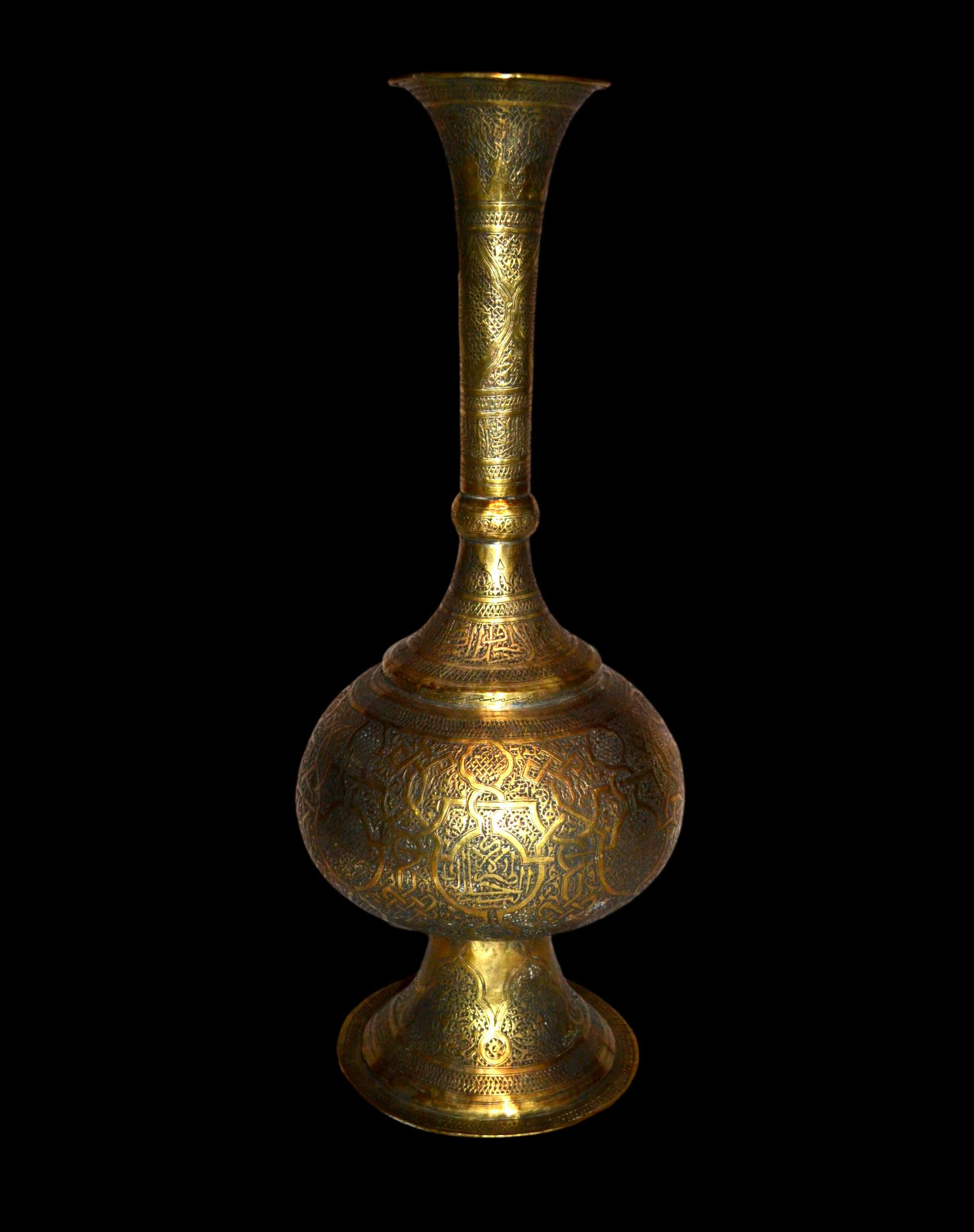 Vase calice, Ht 53 cm, laiton ciselé, art islamique du XIXème siècle