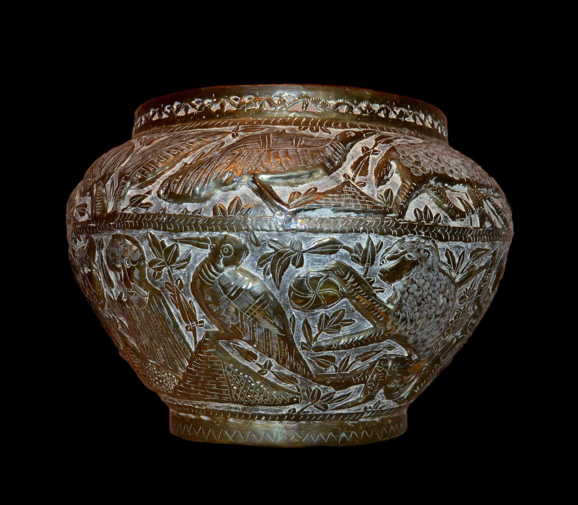 "Bassin, cuivre ciselé, scènes d'animaux, Inde XIXème