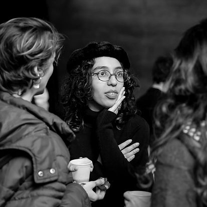 foto de aluna do PTAC conversando com duas amigas