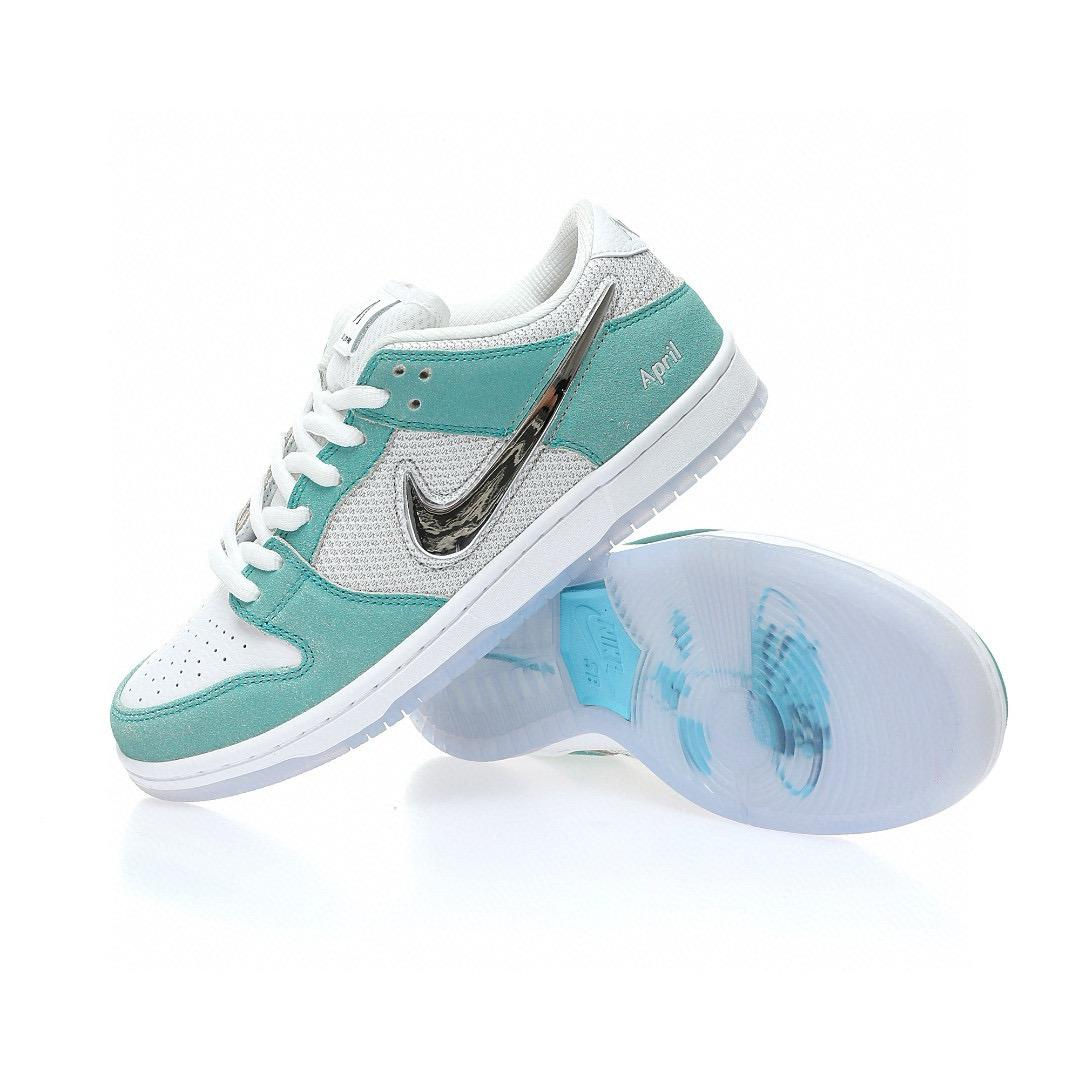 NIKE SB DUNK LOW APRIL