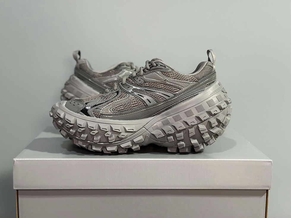 Miniatura: Balenciaga Defender