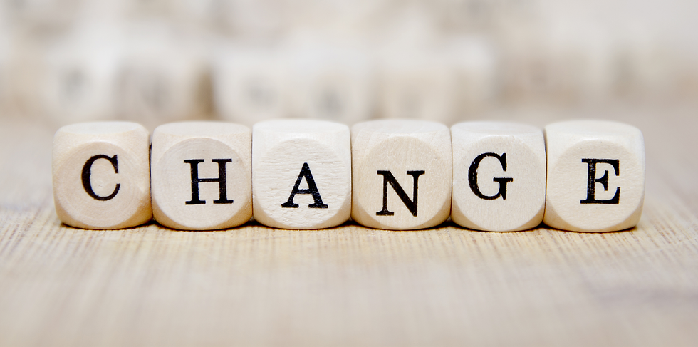 Slovo 'CHANGE' vyobrazené na dřevěných kostkách, představující koncept transformace a osobního rozvoje.