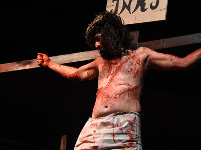 Emoção marca a 19ª apresentação da Paixão de Cristo do Bairro Novo