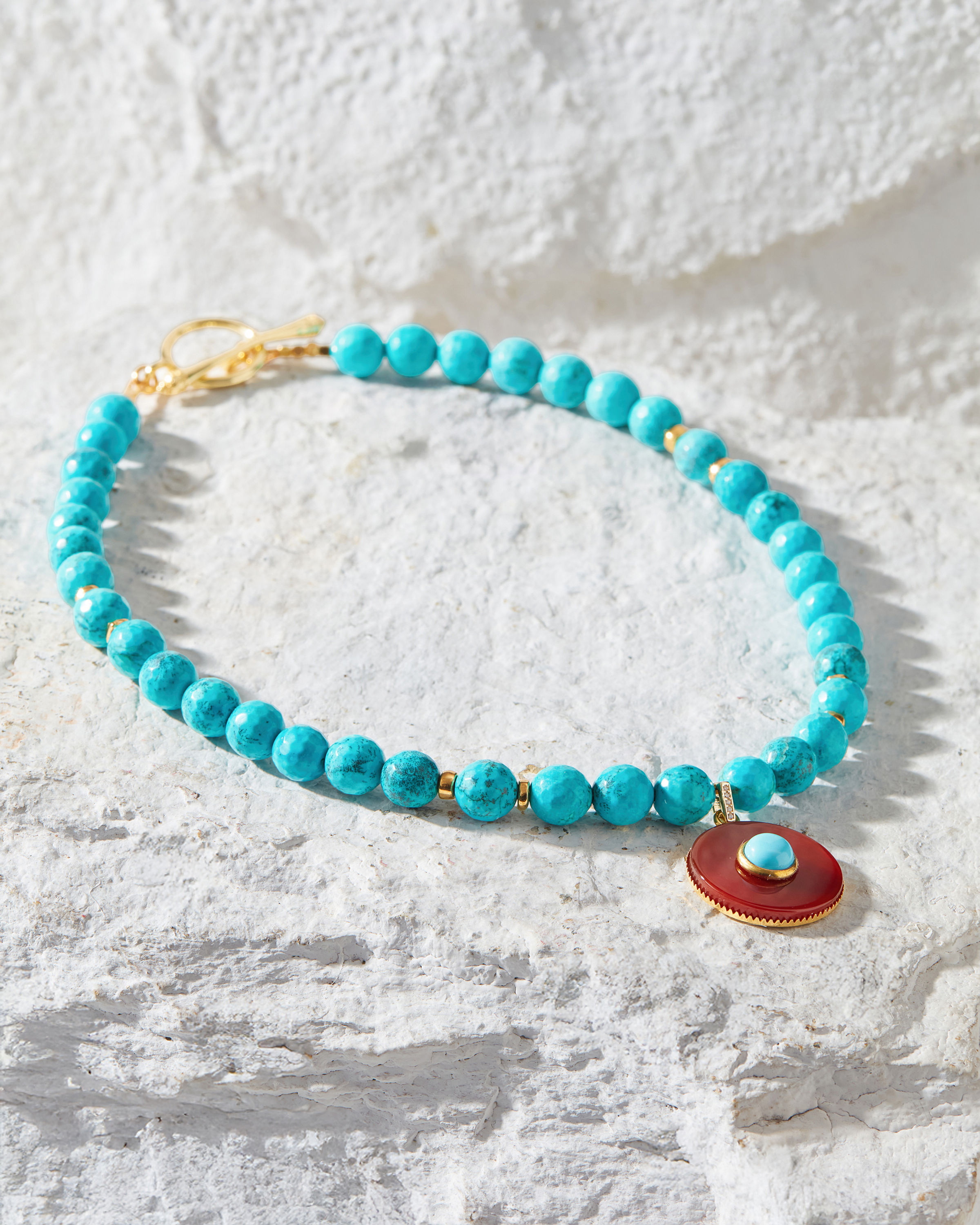 AMALFI SHORT BEAD NECKLACE WITH CARNELIAN PENDANT