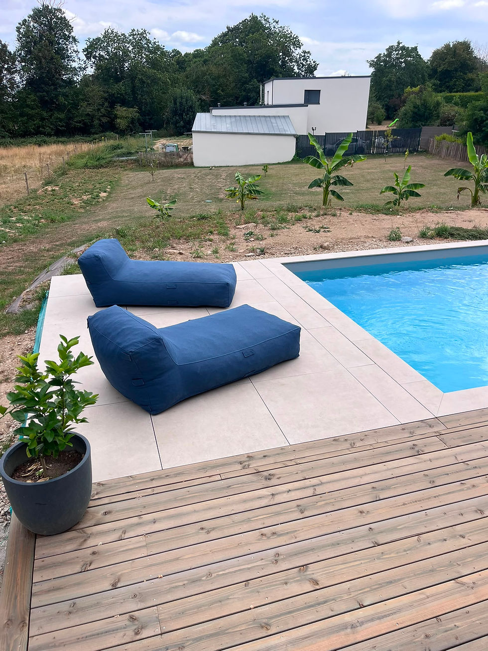Terrasse de piscine en carreaux