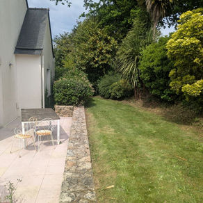Remise en état complète d’un jardin à Fouesnant : nettoyage haute pression et entretien paysager
