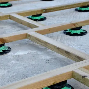 Dalle béton sous une terrasse en bois