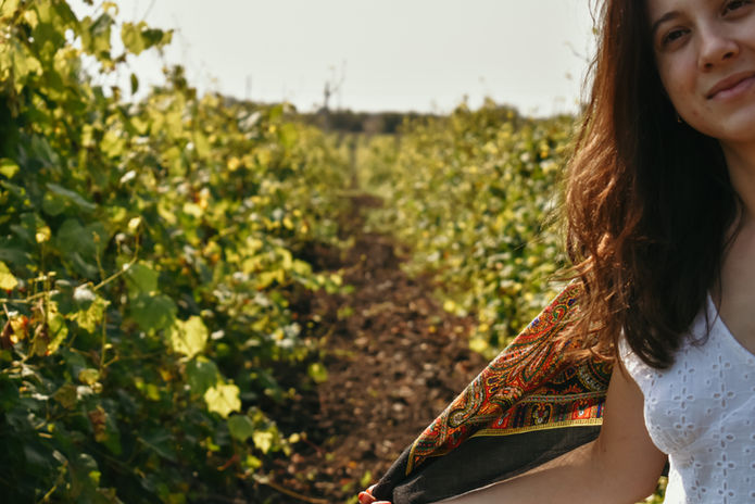 Dettaglio calici di vino naturale durante l'esperienza fotografica