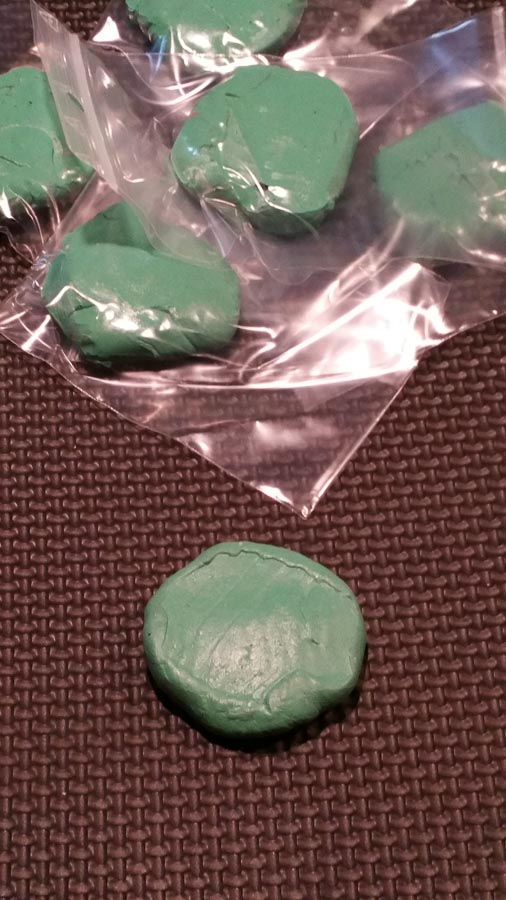 Thumbnail: Colored putty for basing