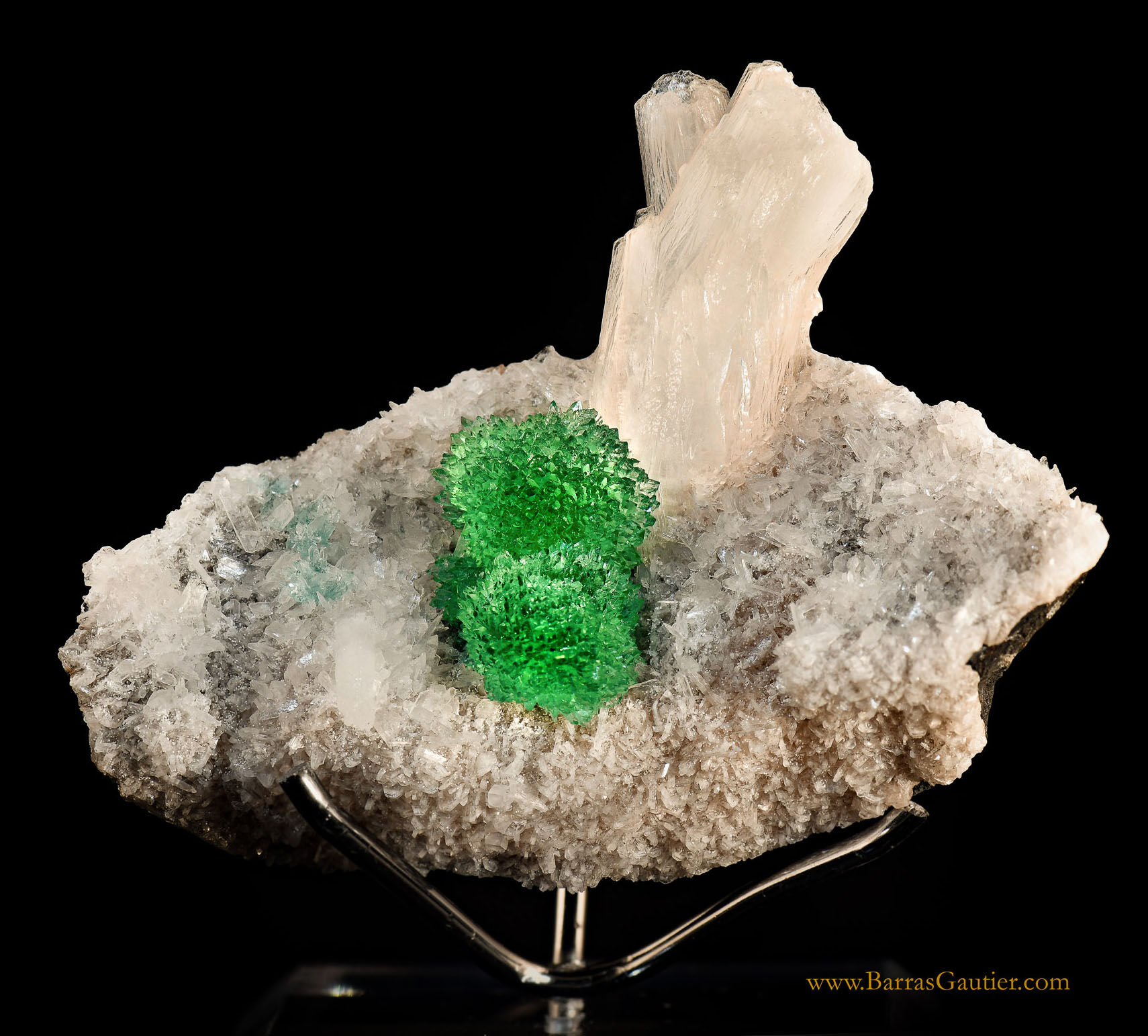 Apophyllite on Stilbite