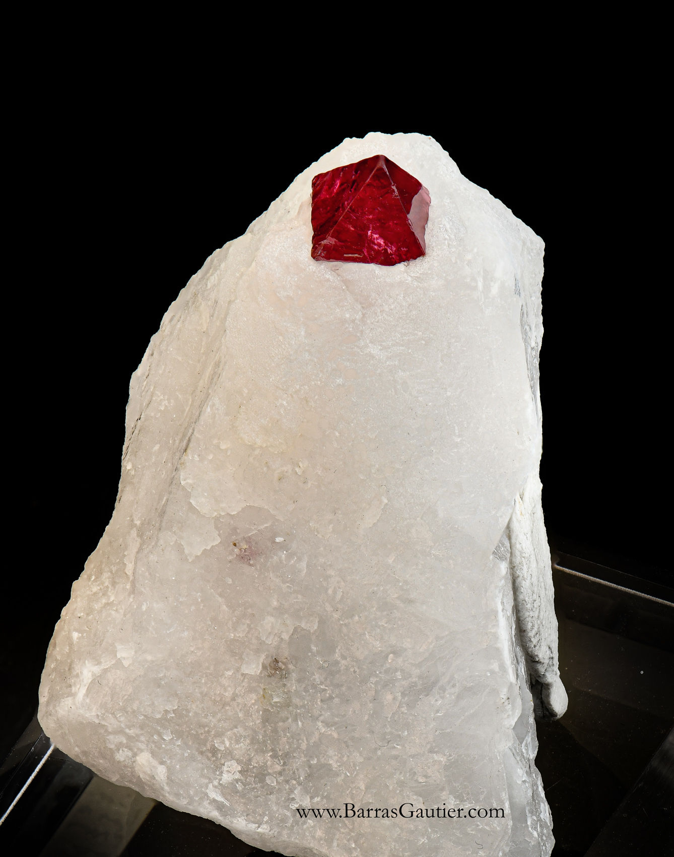 spinel on calcite